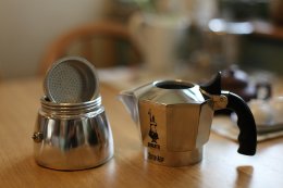 Гейзерная кофеварка - одно из самых простых устройств для приготовления кофе.