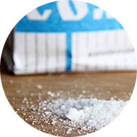 Как вывести жирное пятно пищевой солью